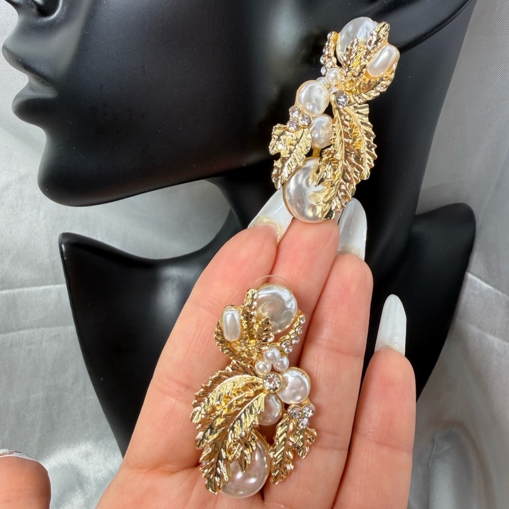 Classic art  Gold and White Leaf Pearl Earrings